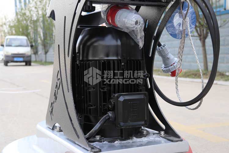 拋光機(jī)是為了讓地面表面有光澤，需要先研磨后才可以拋光。拋光分為粗拋和精拋，這時(shí)候可以使用拋光機(jī)，配合拋光墊，提高地面的光澤度。高速地坪拋光機(jī)讓你輕松完成地坪拋光工作，提高地坪亮度。