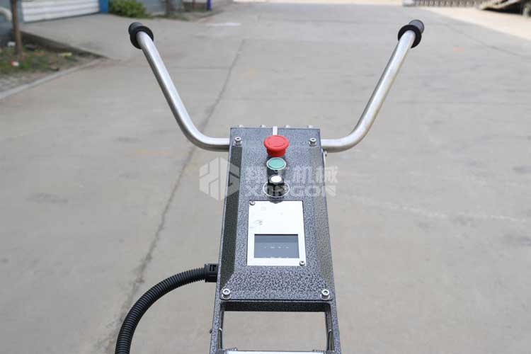 拋光機(jī)是為了讓地面表面有光澤，需要先研磨后才可以拋光。拋光分為粗拋和精拋，這時(shí)候可以使用拋光機(jī)，配合拋光墊，提高地面的光澤度。高速地坪拋光機(jī)讓你輕松完成地坪拋光工作，提高地坪亮度。