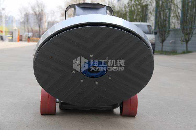 拋光機(jī)是為了讓地面表面有光澤，需要先研磨后才可以拋光。拋光分為粗拋和精拋，這時(shí)候可以使用拋光機(jī)，配合拋光墊，提高地面的光澤度。高速地坪拋光機(jī)讓你輕松完成地坪拋光工作，提高地坪亮度。