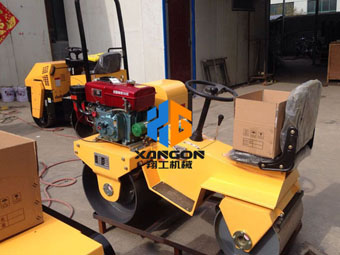 濰坊風(fēng)箏節(jié)草坪壓平，客戶選擇了翔工小型壓路機