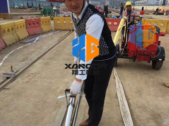 路面灌縫施工，選翔工機械瀝青灌縫機