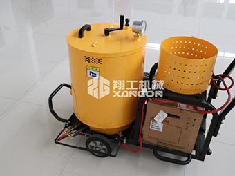 瀝青灌縫機廠家迎合路面養(yǎng)護需求，適應(yīng)市場變化