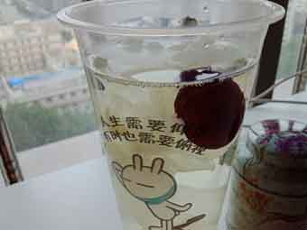 炎炎夏日到來，一杯銀耳紅棗美如詩！