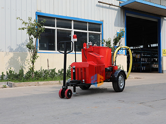 馬路瀝青灌縫機(jī)廠(chǎng)家有話(huà)說(shuō)，選對(duì)設(shè)備不迷茫！