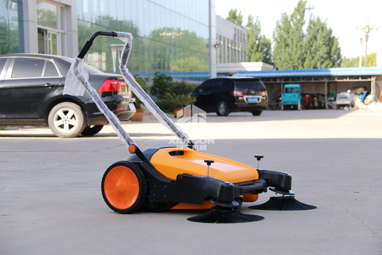 過來人：手推式掃地機(jī)這么做，比電動(dòng)掃地車都值！