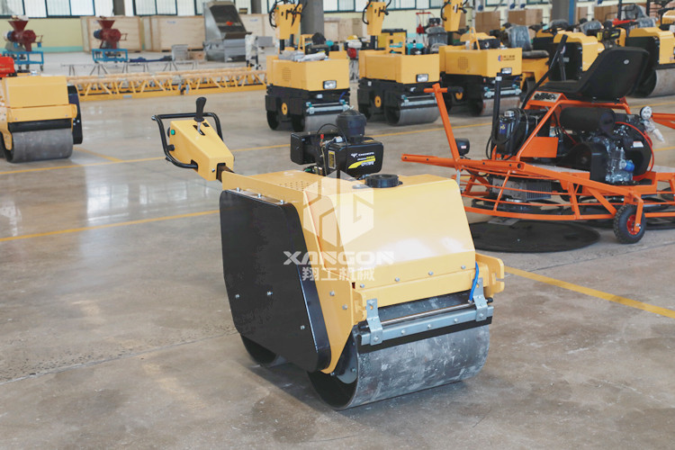 壓路機(jī)前面的大滾筒，里面到底裝著什么？