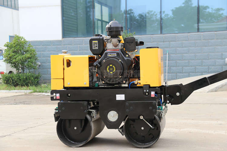 多雨時節(jié)，手扶壓路機(jī)漆面的維護(hù)保養(yǎng)可得做到位