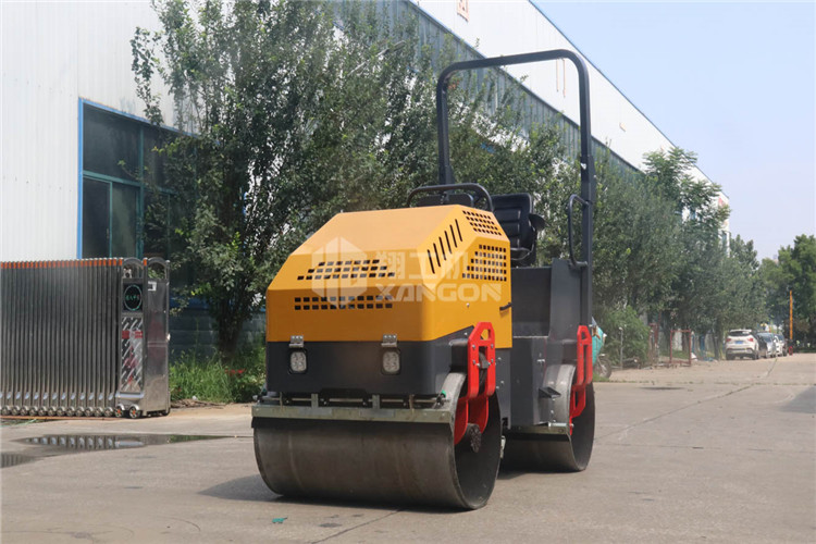 小型壓路機(jī)輪胎如何防老化？保養(yǎng)比什么都重要